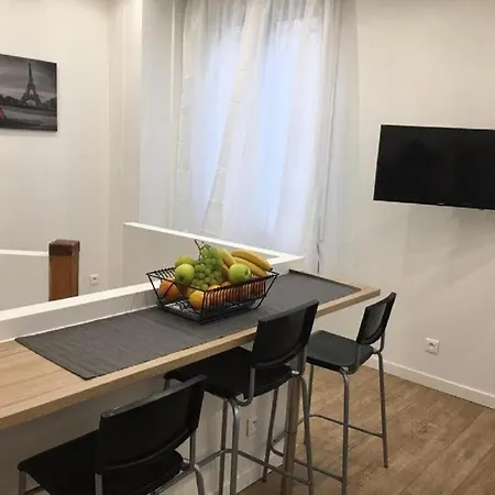 Apartment Dortoir Pour 6-8 Personnes Proche 100 M Du Metro Paris